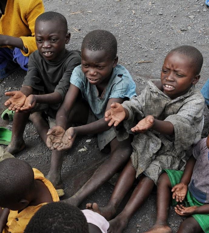 Τα παιδιά υποφέρουν, πεινούν, πεθαίνουν... - Young People